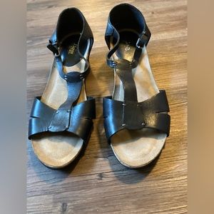 Black leather sandals by Bass 10M